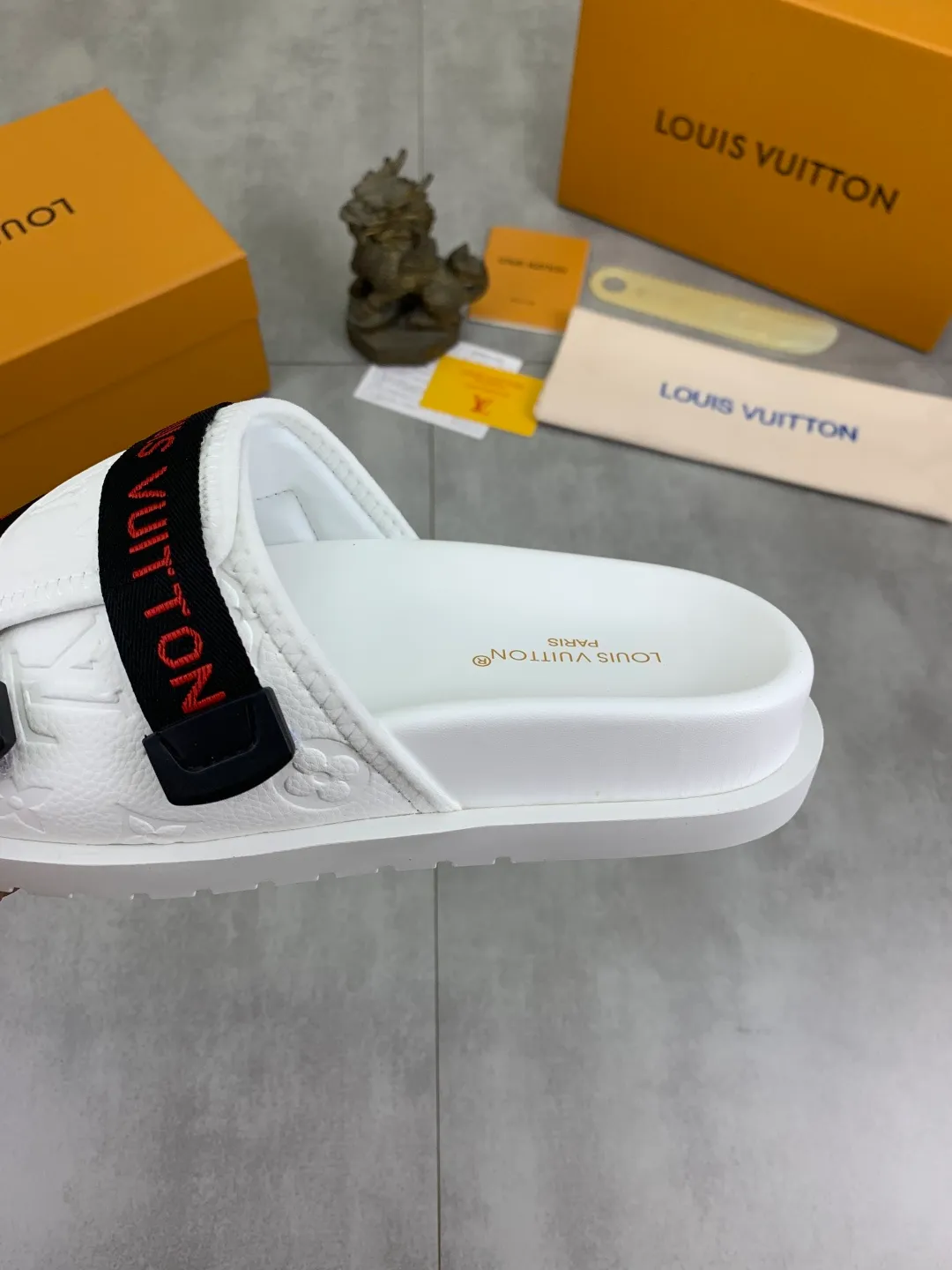 Men's shoes 💰P320💰【New style】🆘 Original quality 【LOUIS VUITTON】The popular Louis Vuitton LV men's slippers on the official website are on sale simultaneously! Original fabric imported from Italy, original factory special supply, code number: 38-44 (45 customized), many colors available